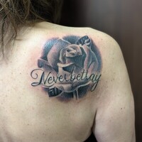 右肩甲骨　薔薇　バラ　英語　レタリング　筆記体